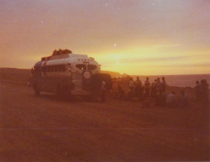 Sonnenuntergang während Buspanne in der Wüste von Peru